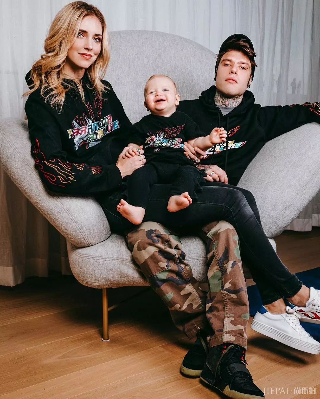 带娃出街这样穿，随手一拍就是杂志大片