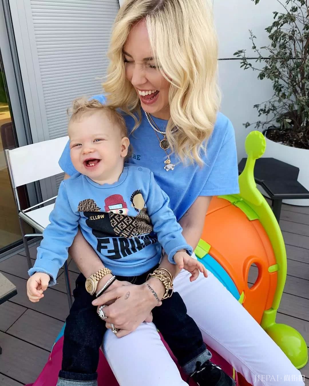 带娃出街这样穿，随手一拍就是杂志大片