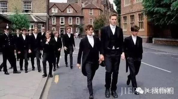 快30岁谭松韵靠丑哭的校服圈粉?百年前校服时尚又有民族特色