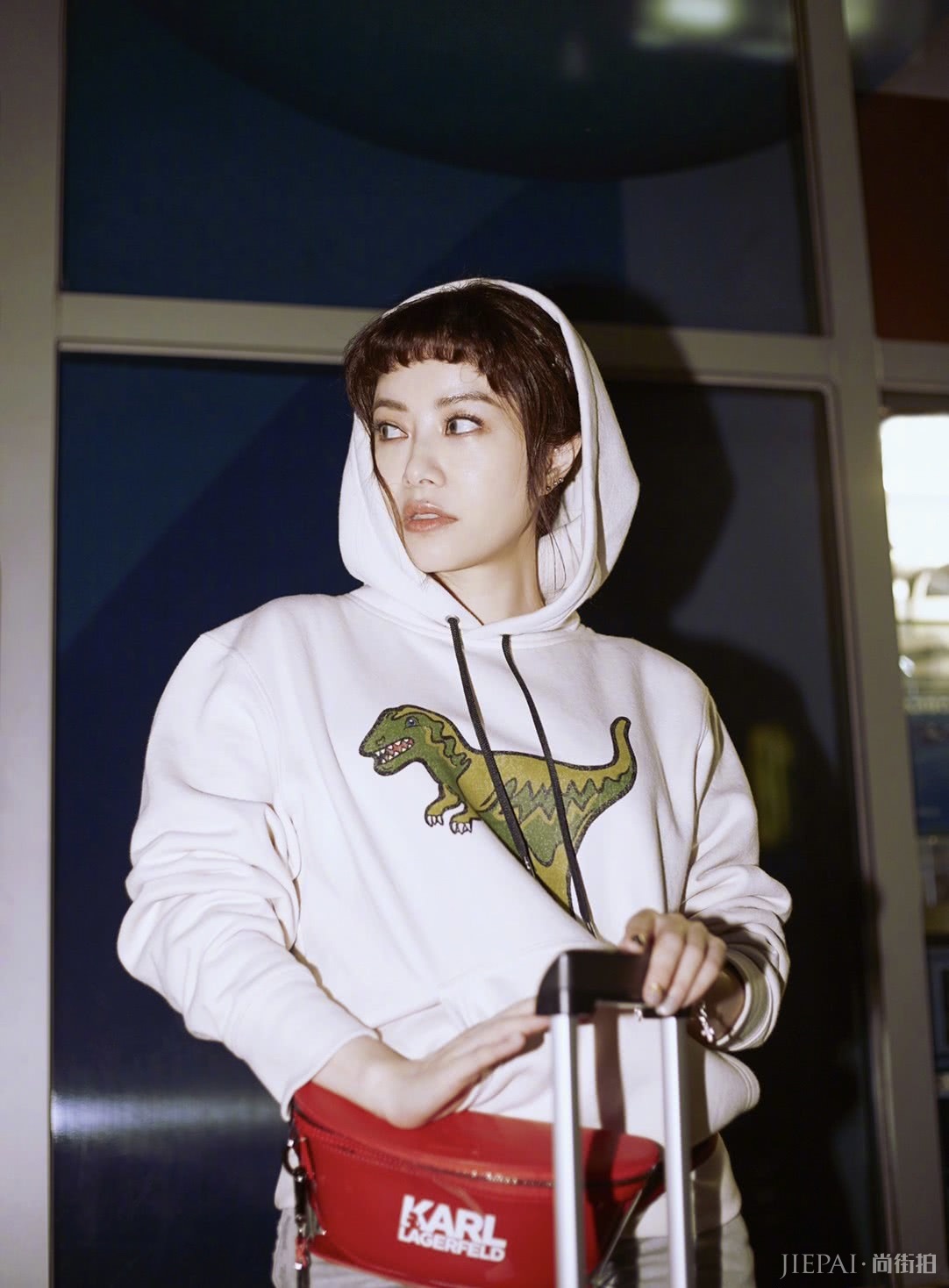 徐怀钰刘海配卫衣，新造型超年轻，看起来最多20岁