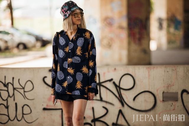 2020男装周场外街拍:女生穿男装,男人穿女装将是常态