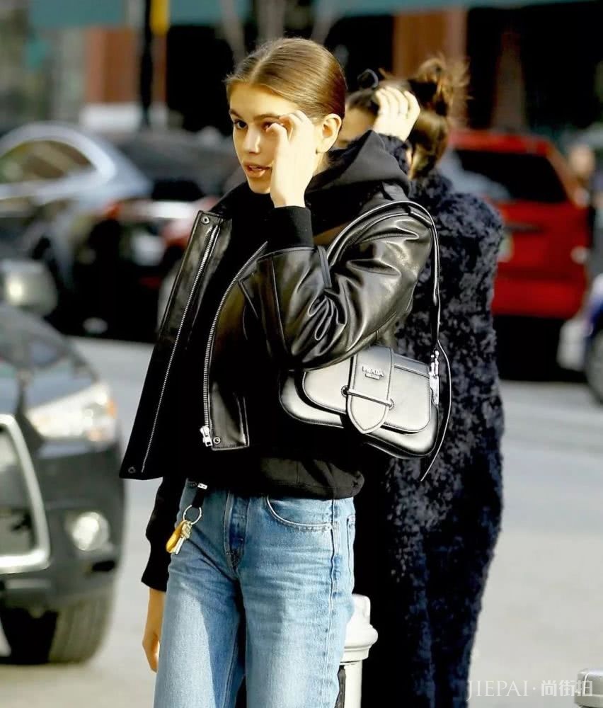 天气这么热,上街只缺一个腋下包了