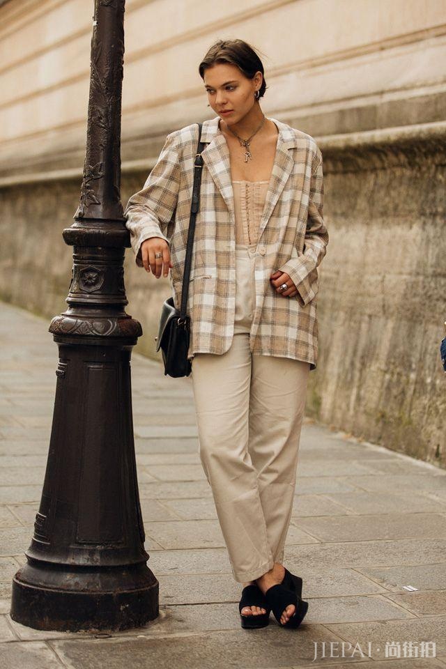 2020男装周场外街拍:女生穿男装,男人穿女装将是常态