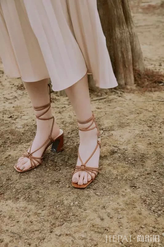 今年最火的细带凉鞋,怎么搭最好看都帮你们看好了