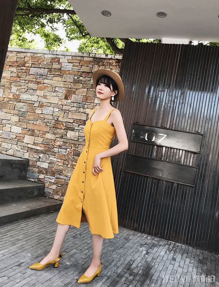 还在穿黑白灰?2019年夏天流行“果汁色”