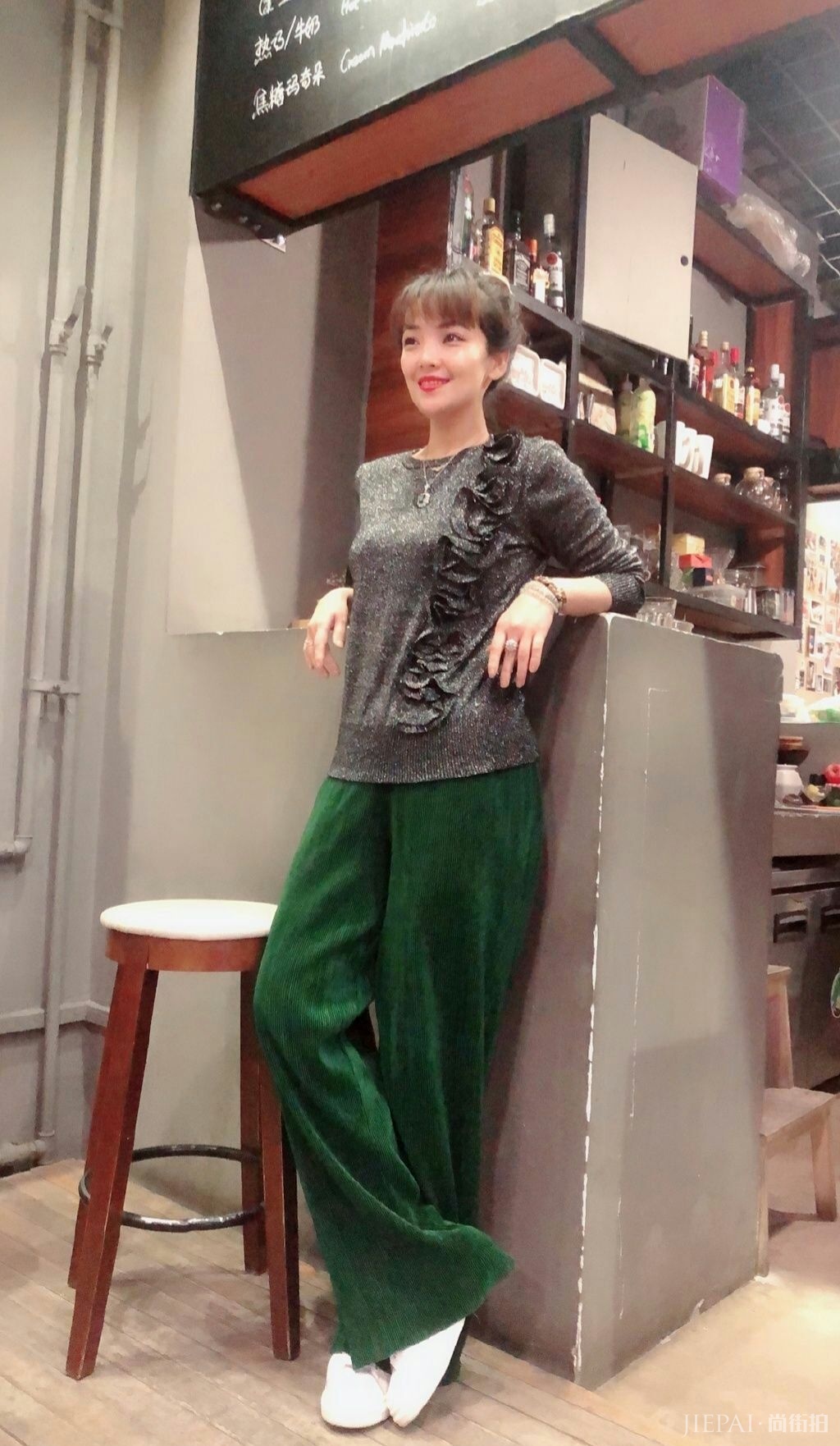 斯琴高丽晒旗袍照,身材凹凸妙曼,古典美气息浓厚?