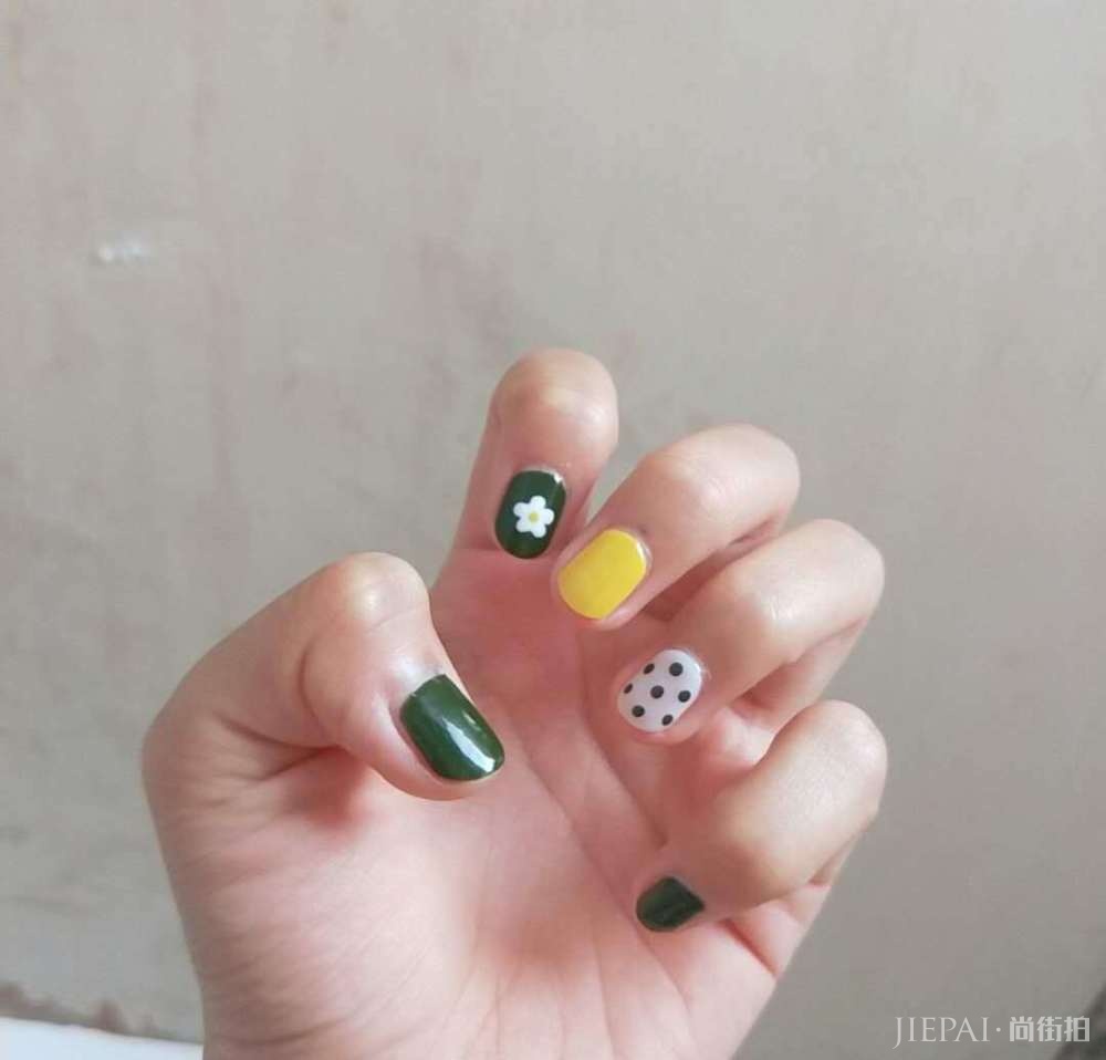 夏天除了穿搭还能怎么美?9种美甲让你美到指尖,清爽干净的感觉