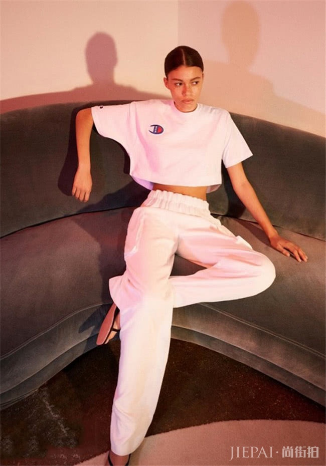 白色T恤搭阔腿裤，演绎夏季时尚浪漫