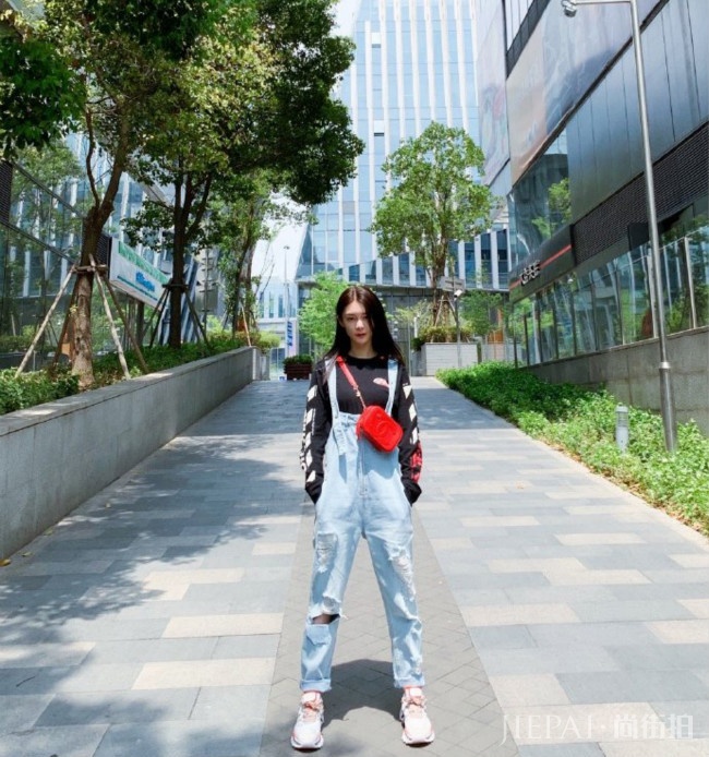火箭少女傅菁穿格子裙超减龄,好身材遮不住