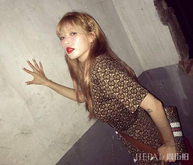 金泫雅晒庆生照开心得像孩子,与金晓钟上演花式比心被调侃像父女