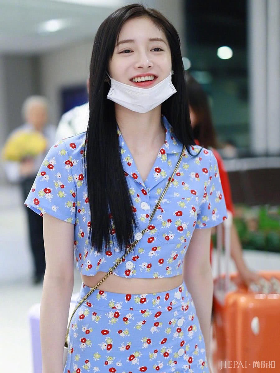 周洁琼穿“奶奶风”碎花裙秀小蛮腰，气质秒变清新