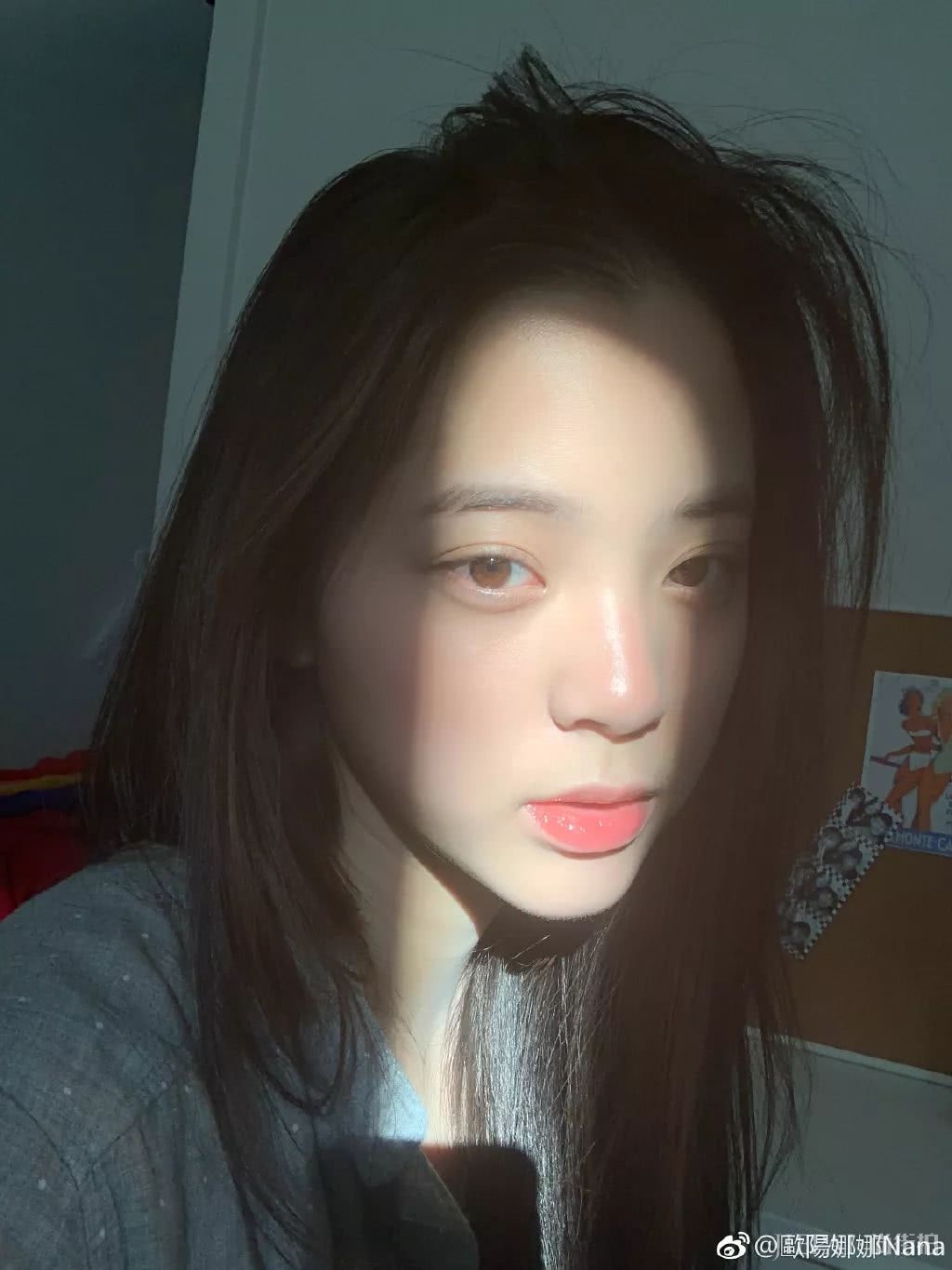 比欧阳娜娜VLOG更有看点的应该是她的日常妆容吧