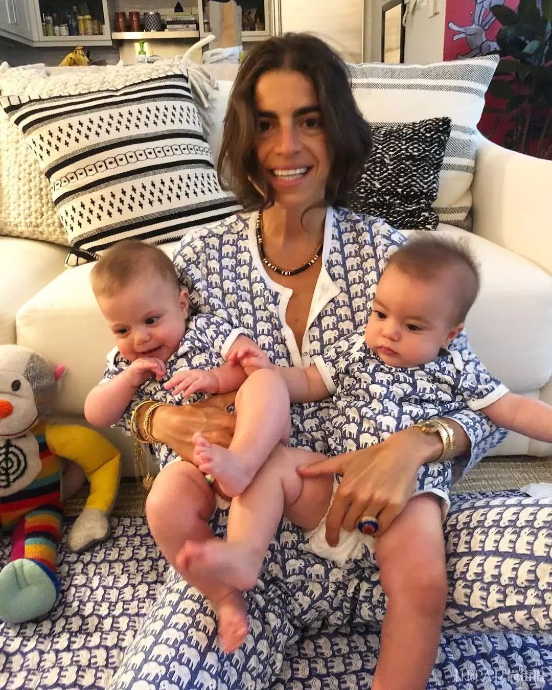 带娃出街这样穿，随手一拍就是杂志大片