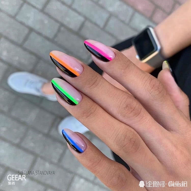 在Ins上爆红的美甲款式有这些!够胆挑战萤光色吗?