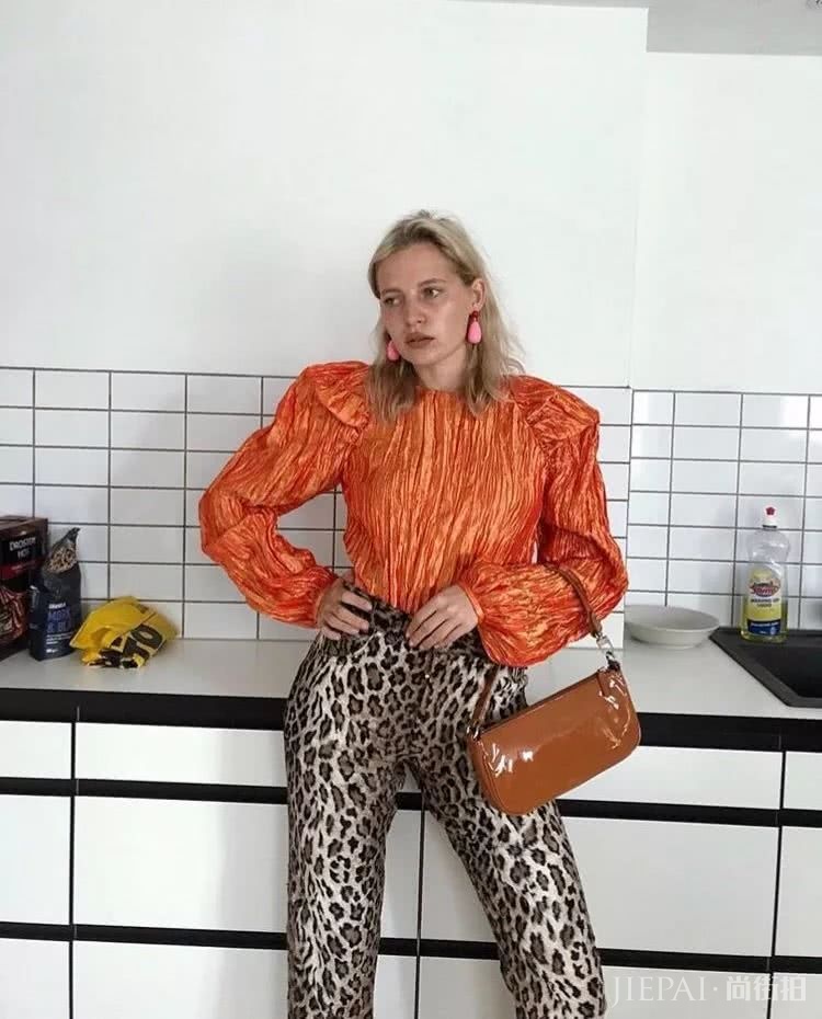 腰包2019年已经过时了，如今最火的It Bag是它！