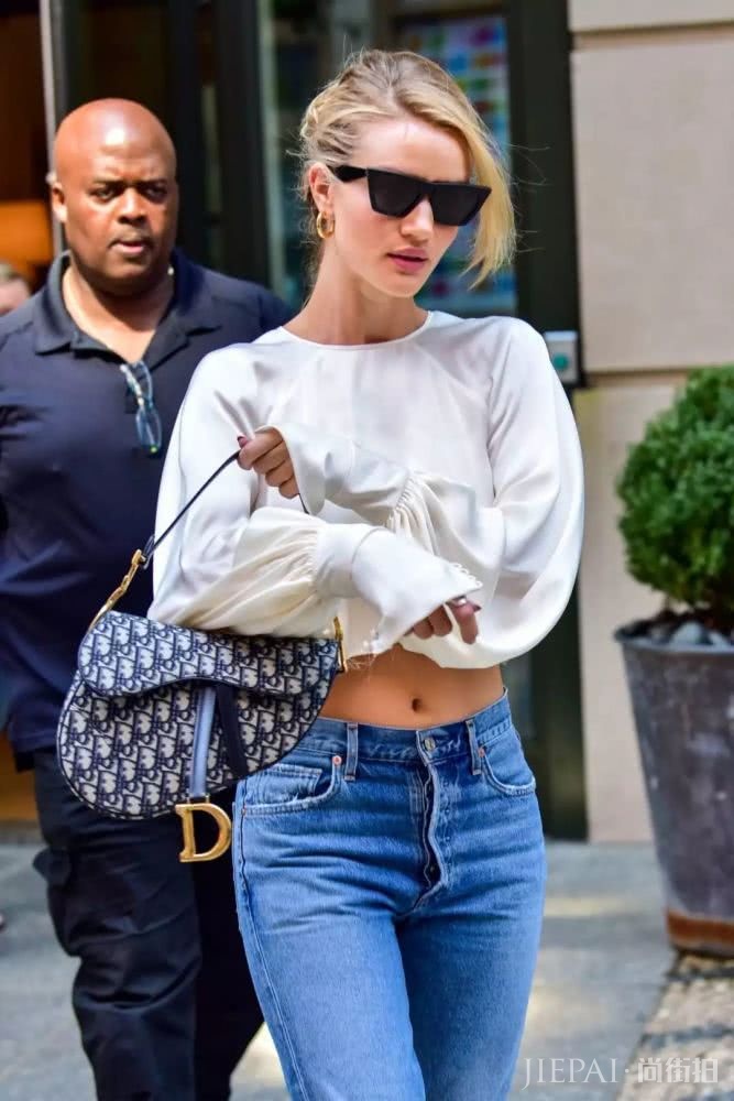 天气这么热,上街只缺一个腋下包了