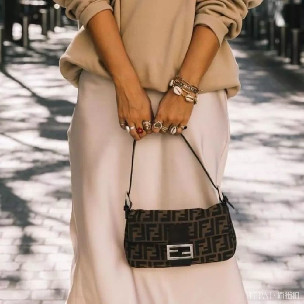 天气这么热,上街只缺一个腋下包了