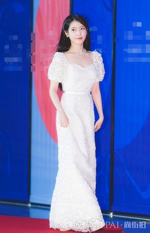 李知恩虽然只有162cm,却靠打扮硬穿出180的气场