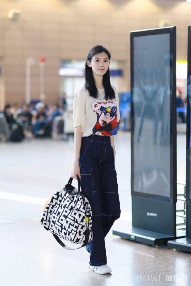夏季T恤搭配牛仔裤显高又显瘦，明星们超爱穿