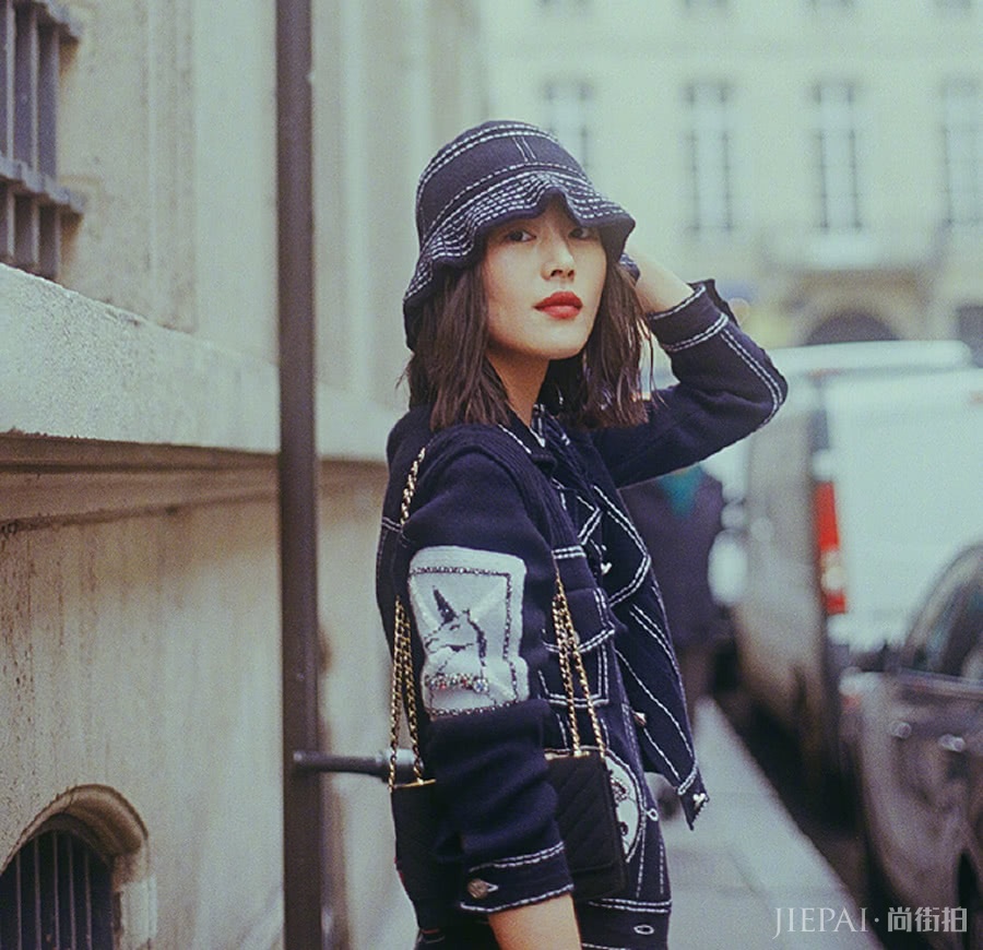 刘雯街拍照片，牛仔套装时尚又帅气