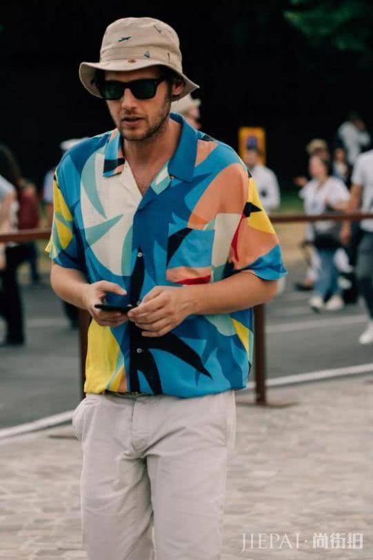 最新时尚风潮告诉你,衬衫都要穿花的