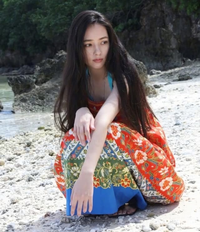 同样穿碎花裙,郭碧婷美似20岁,难怪能嫁入豪门!