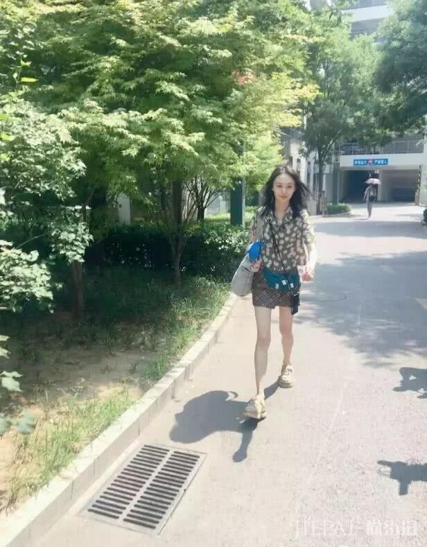 郑爽印花衬衫配短裙甜美又清新,生图太好看了吧