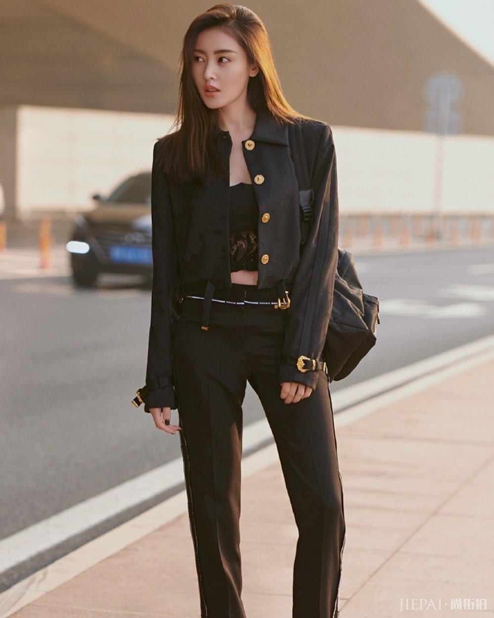 张天爱街拍 裹胸蕾丝炸翻机场!搭配实力真强大