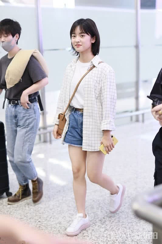 沈月穿男生穿的格子衬衫超好看,搭白T和牛仔短裤可爱又时尚