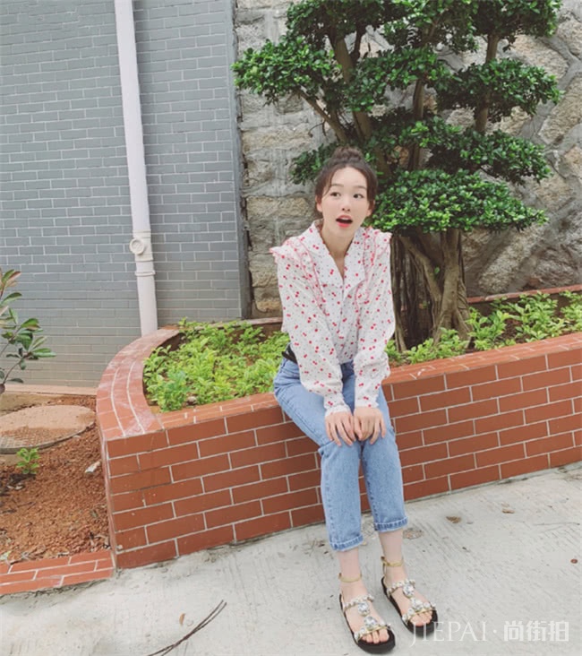 夏季职场穿搭技巧：学马思纯衬衫搭配牛仔裤就对了
