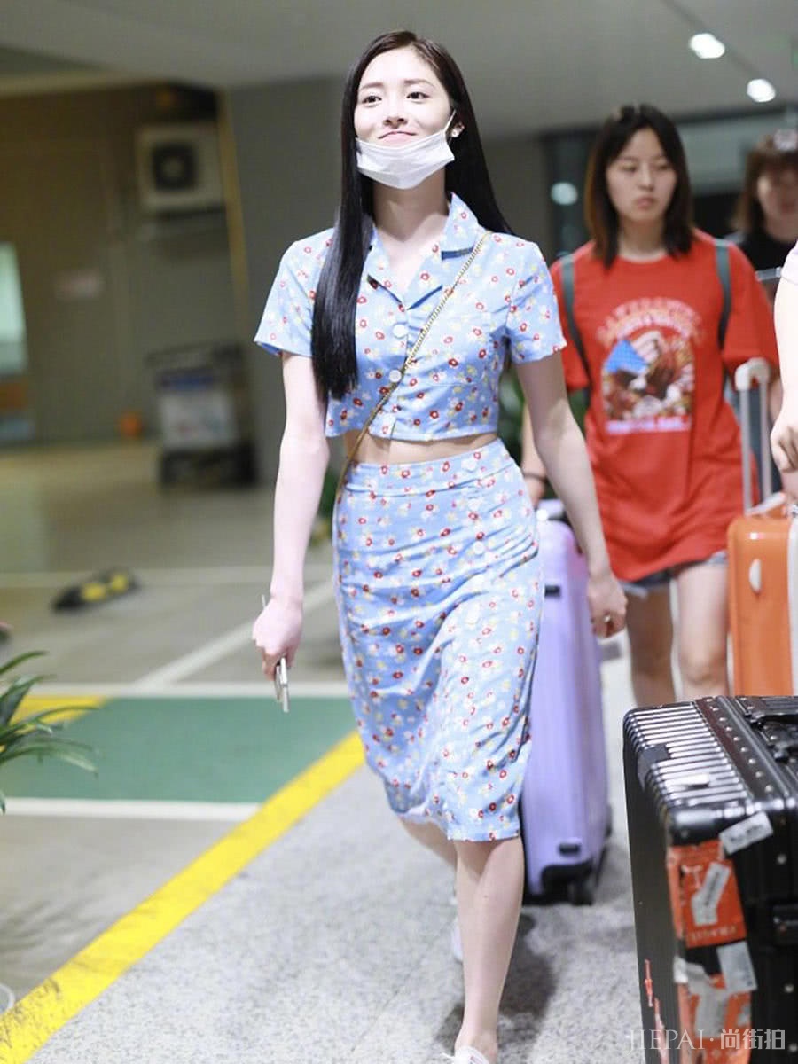周洁琼穿“奶奶风”碎花裙秀小蛮腰，气质秒变清新