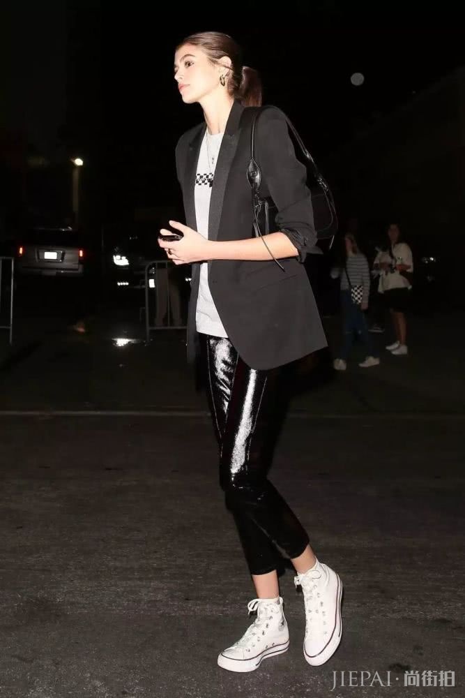 天气这么热,上街只缺一个腋下包了