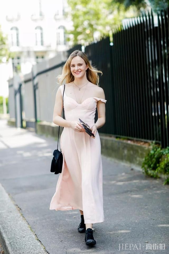 钟楚曦神仙肩颈线上热搜,穿上今夏最流行吊带太高级