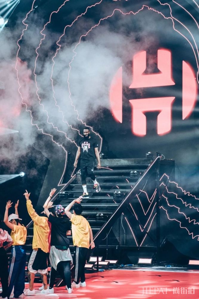 同样是透明匡威，或许它比 Virgil 那双更好看？