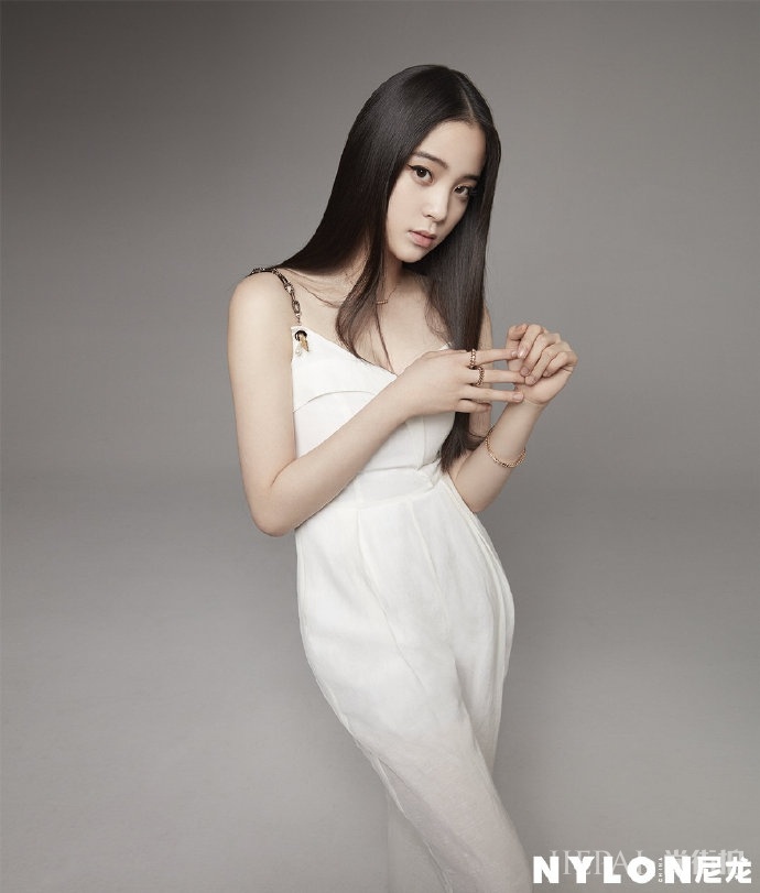 欧阳娜娜变黑长直秀少女曲线 气质冷艳性感