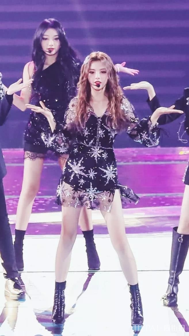 杨超越和AB同框合影完胜?黄金比例神仙颜值果然不是白来的