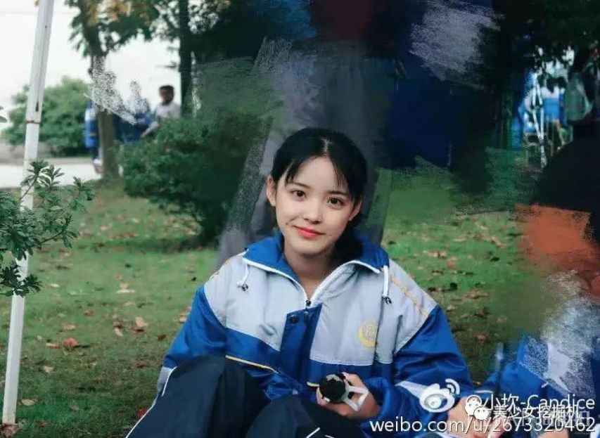 快30岁谭松韵靠丑哭的校服圈粉?百年前校服时尚又有民族特色