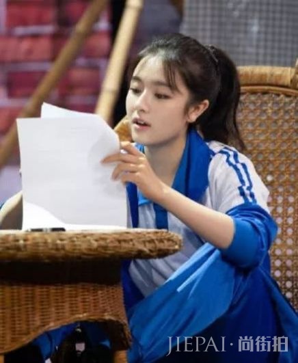 快30岁谭松韵靠丑哭的校服圈粉?百年前校服时尚又有民族特色