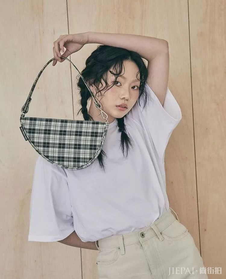 腰包2019年已经过时了，如今最火的It Bag是它！