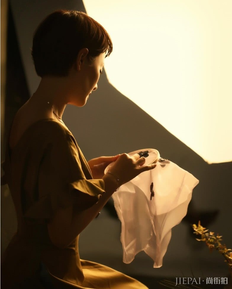 马伊琍穿“芭蕉裙”花房刺绣，瞬间美回紫薇