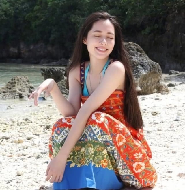 同样穿碎花裙,郭碧婷美似20岁,难怪能嫁入豪门!