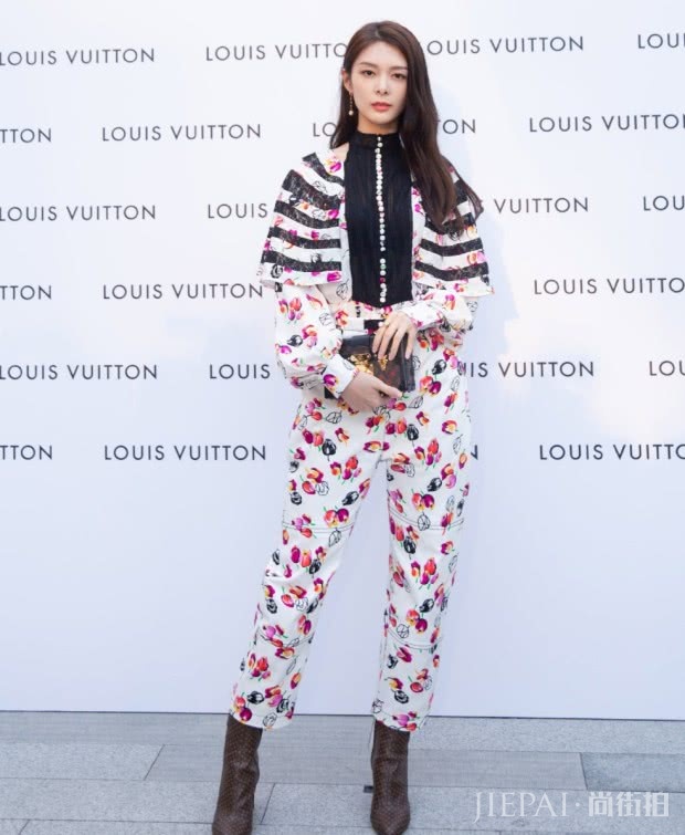 傅菁穿花裤子+“泥鳅鞋”现身,气场大开