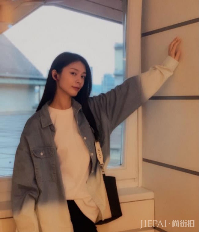 火箭少女傅菁穿格子裙超减龄,好身材遮不住