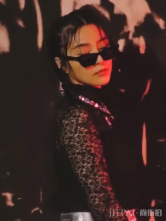 范爷全新写真公开复出成功？大合照站稳C位气场依旧