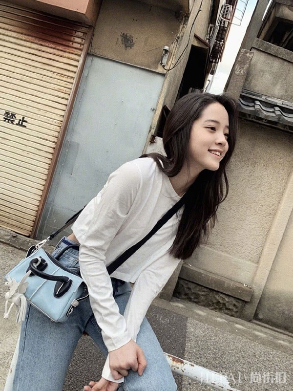 欧阳娜娜拍时尚写真,做了个脏辫头演绎叛逆风,酷还好看