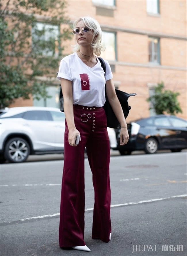 白色T恤搭阔腿裤，演绎夏季时尚浪漫