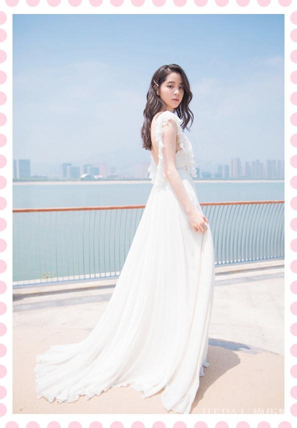 欧阳娜娜卷发配V领裙大秀女人味，转身那刻太美了