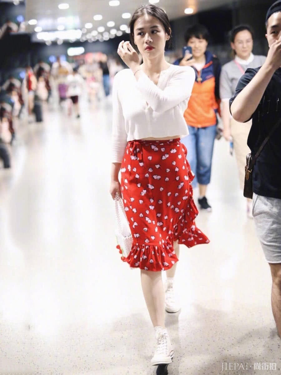 周洁琼穿“奶奶风”碎花裙秀小蛮腰，气质秒变清新