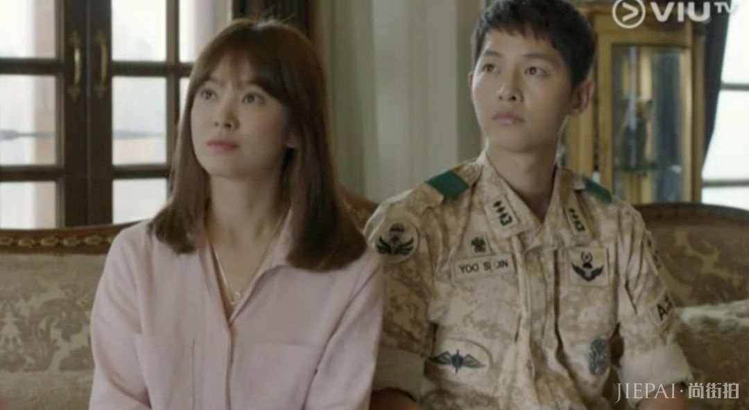 她是四小花旦里唯一没动过脸的,那比镰刀还细的山根是P出来的吗?