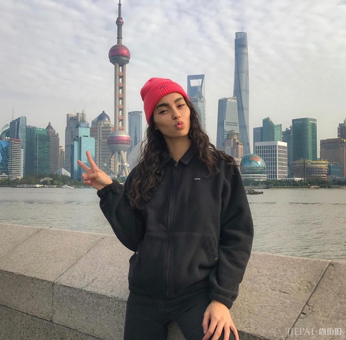 女神Adrianne Ho性感日常穿搭大放送!哪套Look你最爱?